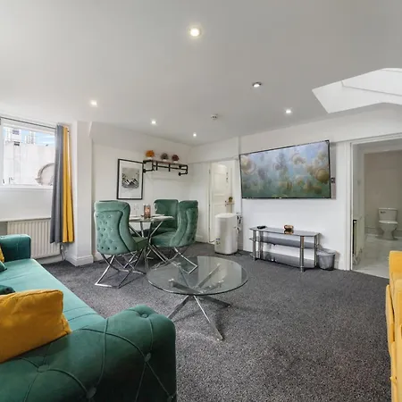 Luxurious 1-Bedroom Penthouse On Oxford Street 11G